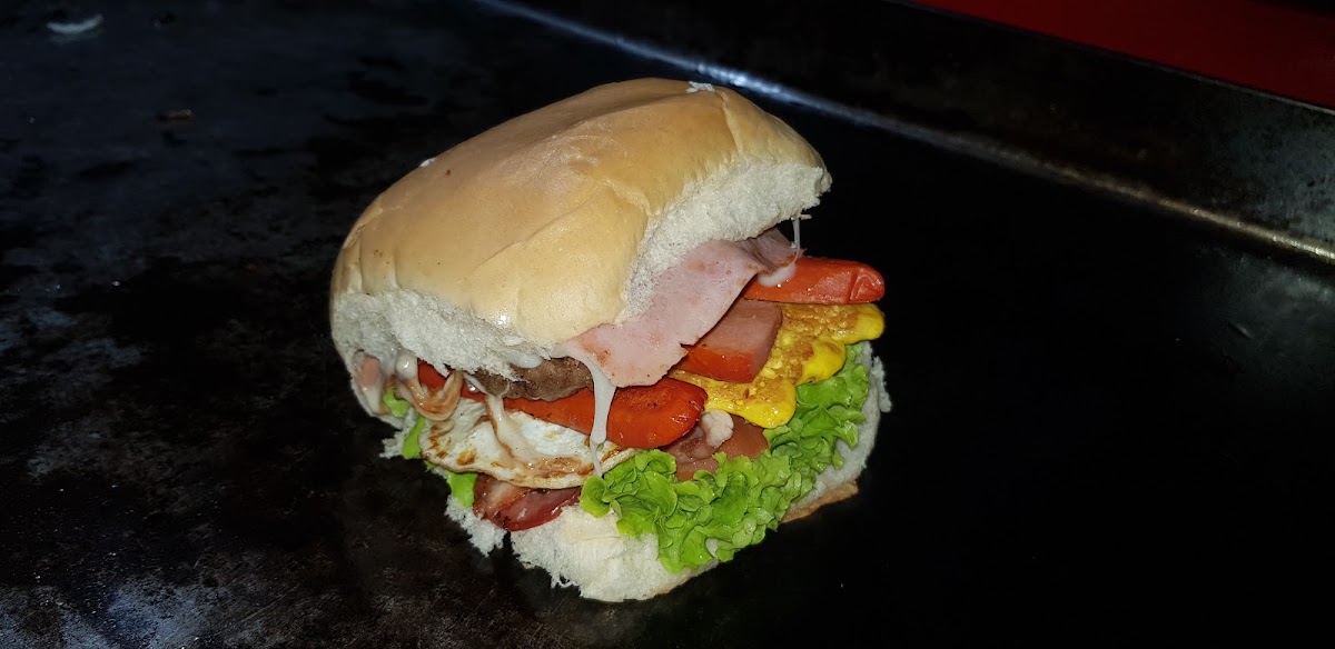 Toco Tudo lanche prensado tradicional gigante com recheio farto na Vila Piratininga em Campo Grande MS