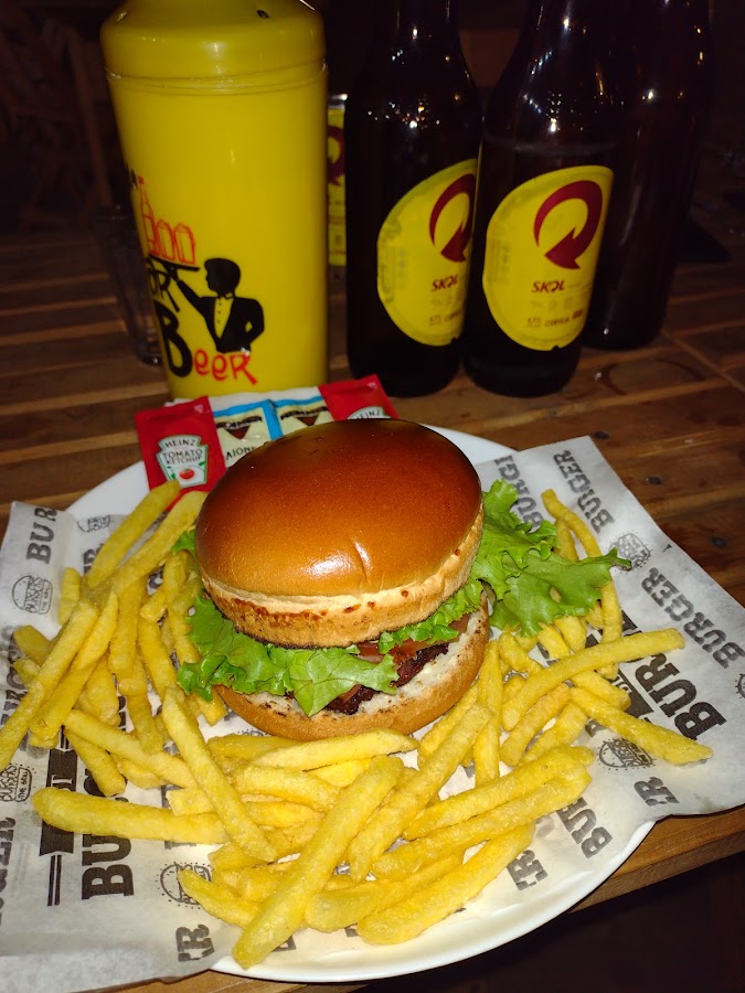 Super porção mista de fritas com calabresa acebolada para compartilhar